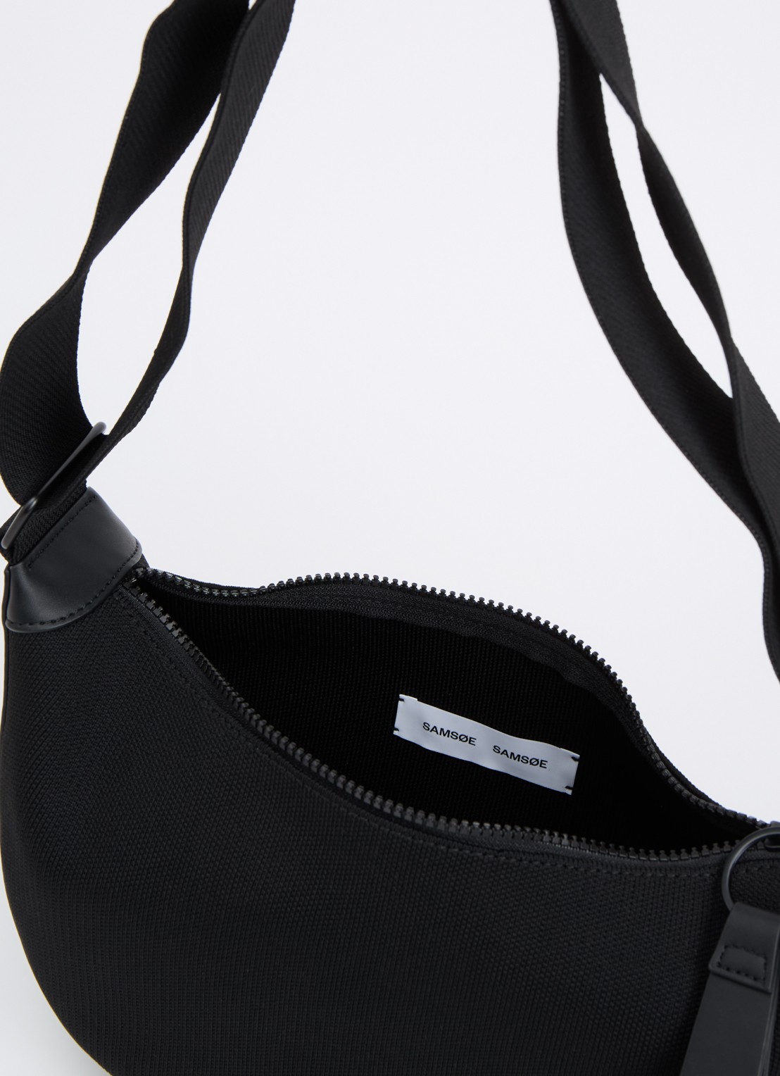 SAMSØE SAMSØE Sagary crossbodytas met verstelbare schouderriem - detail zwart