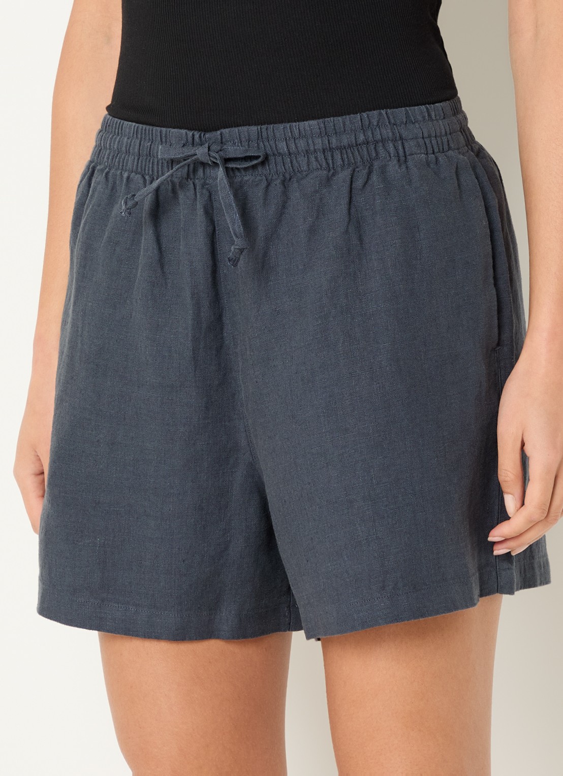 SAMSØE SAMSØE Samaren high waist straight fit korte broek van linnen met steekzakken - detail blauw