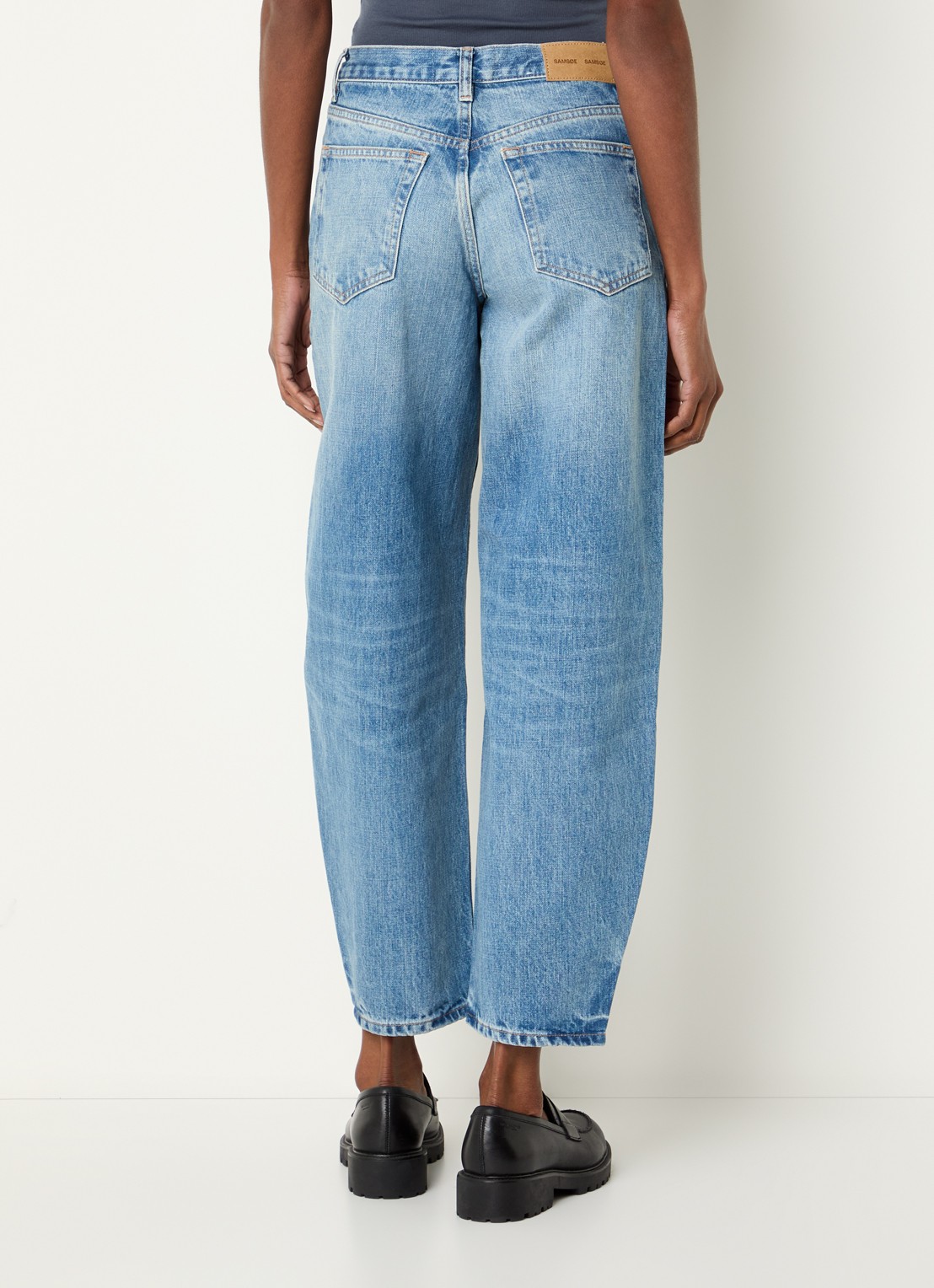 SAMSØE SAMSØE Saveyra high waist tapered jeans met medium wassing - achterkant 3 indigo
