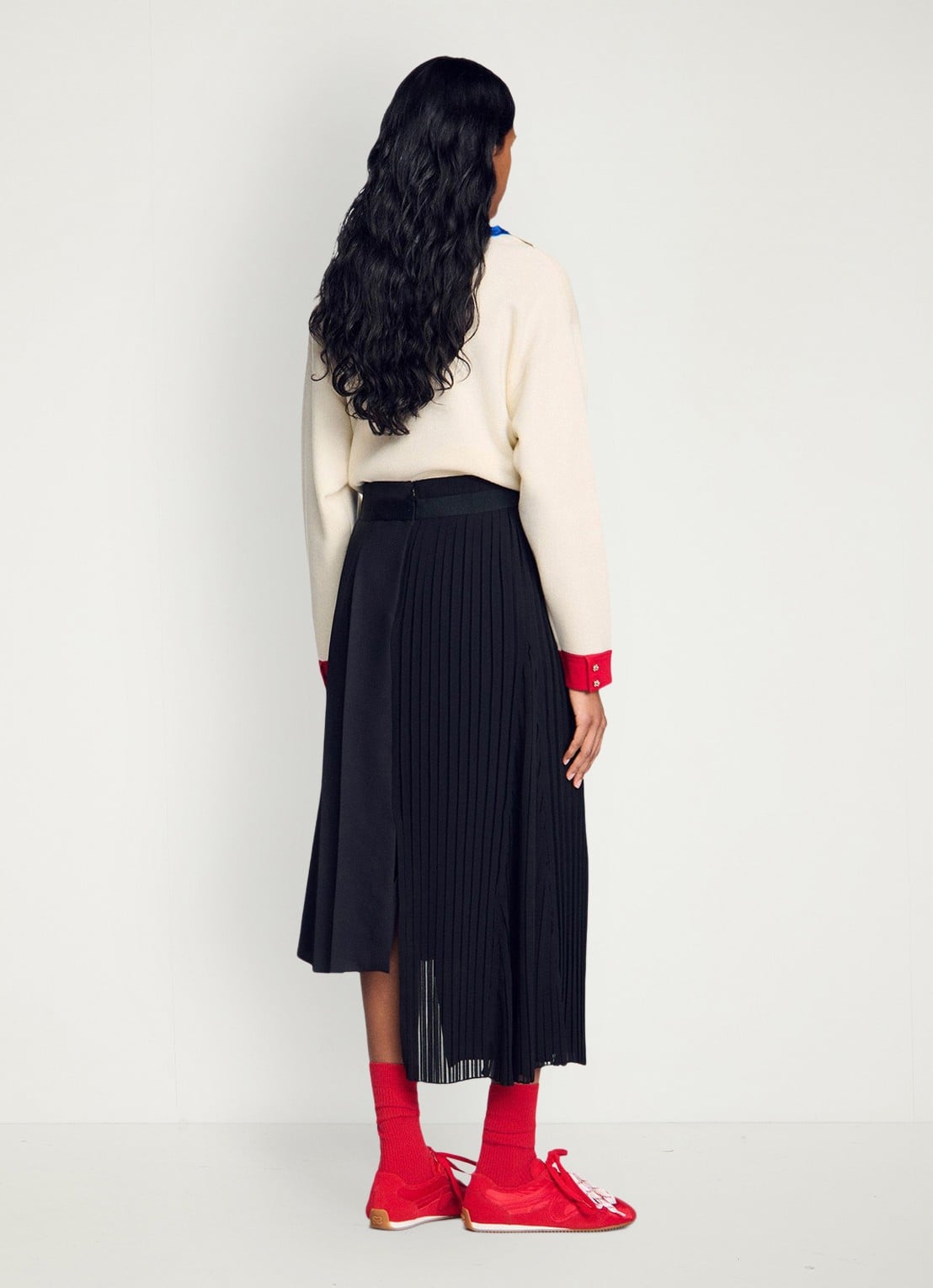 Sandro Asymmetrische midi rok met plooidetail - achterkant zwart
