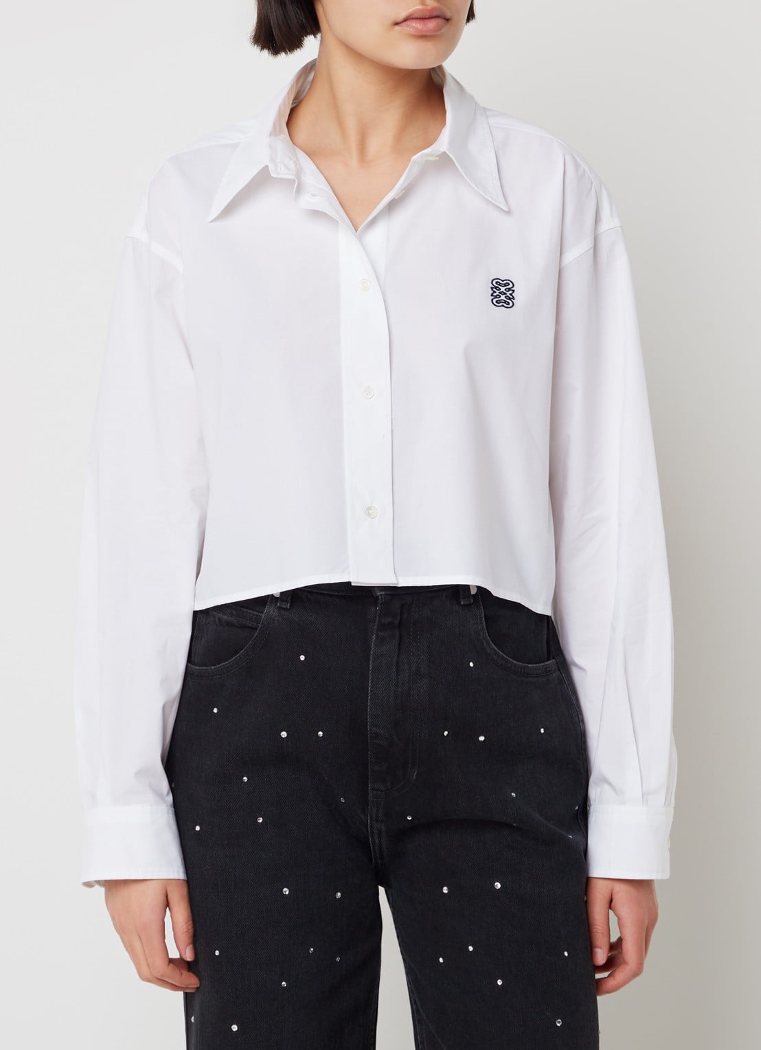 Sandro Cropped blouse met logoborduring - detail 2 wit