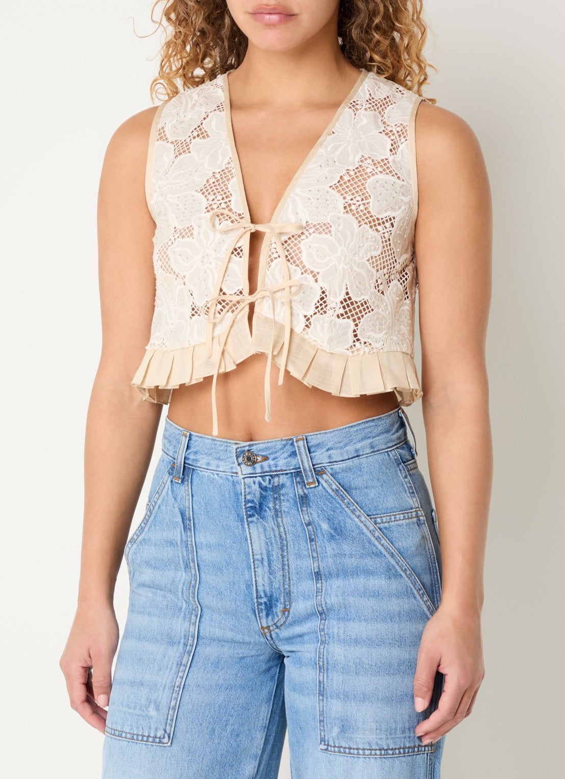 Sandro Cropped gilet van broderie met strass - detail beige