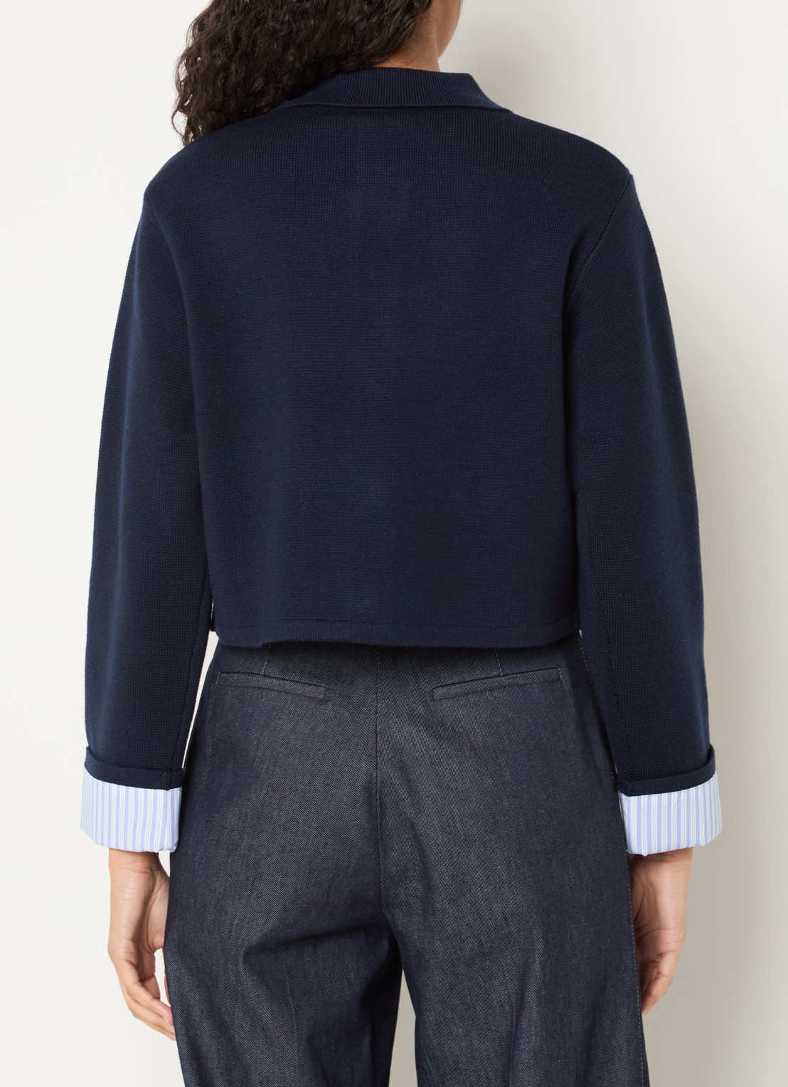 Sandro Fijngebreid cropped vest in wolblend met klepzakken - achterkant donkerblauw