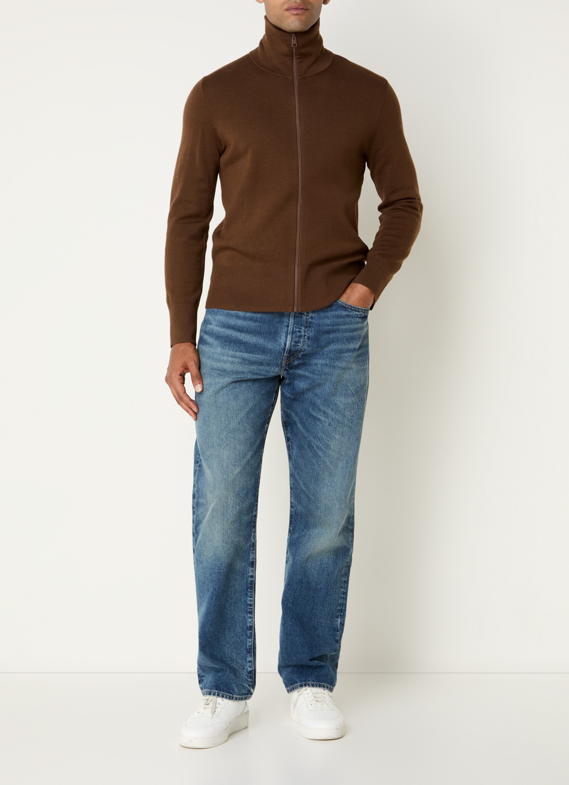 Sandro Fijngebreid vest van wol met opstaande kraag - voorkant 3 dark caramel / bruin