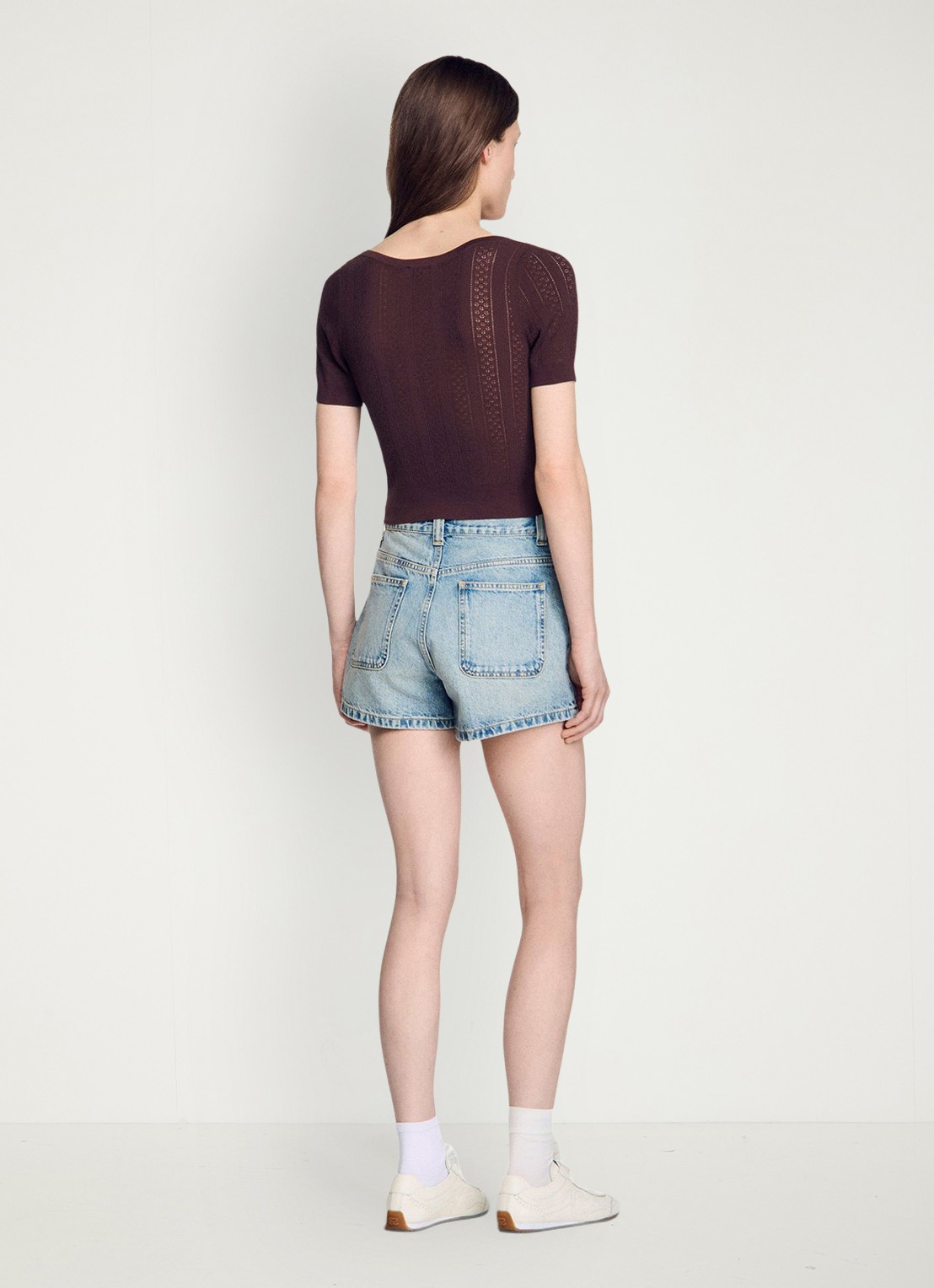 Sandro Fijngebreide crop top met opengewerkt dessin en knoopdetail - achterkant bruin