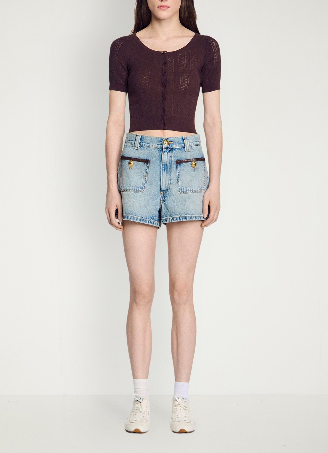 Sandro Fijngebreide crop top met opengewerkt dessin en knoopdetail - detail 3 bruin