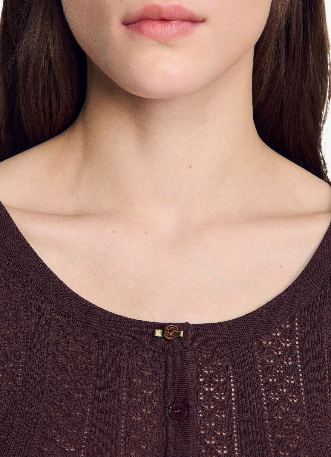 Sandro Fijngebreide crop top met opengewerkt dessin en knoopdetail - detail 4 bruin