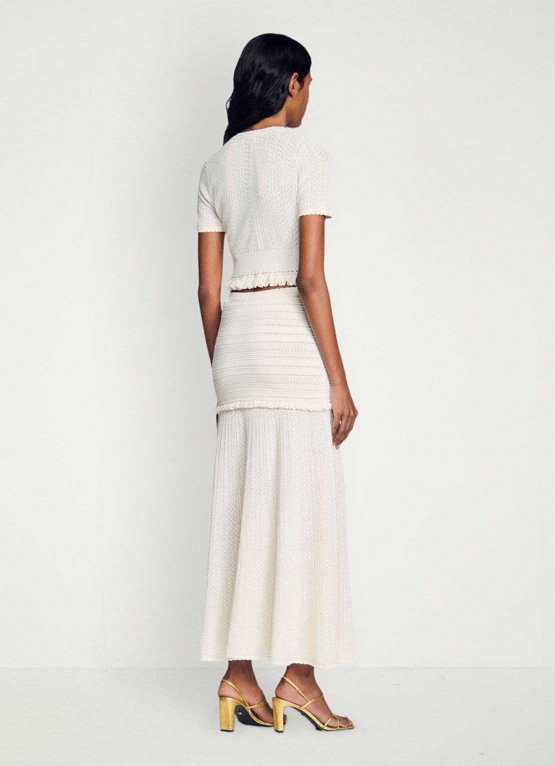 Sandro Fijngebreide crop top met opengewerkt dessin en knoopdetail - achterkant beige