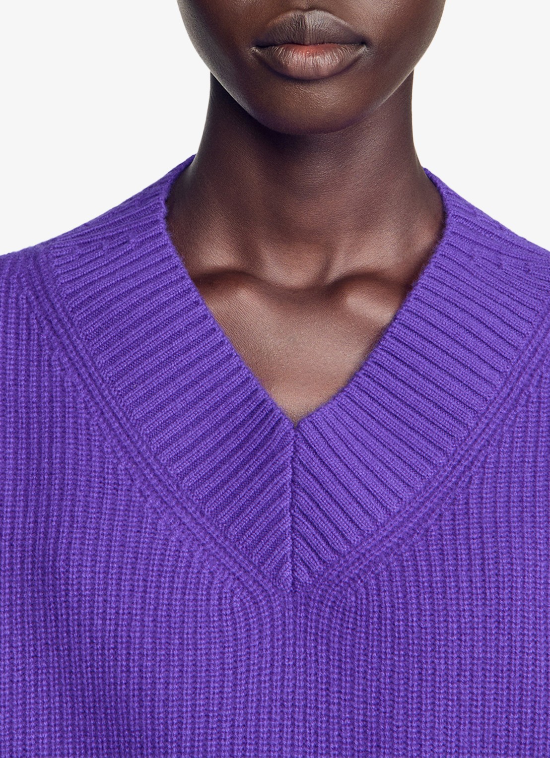 Sandro Grofgebreide trui in wolblend met V-hals - detail 2 paars