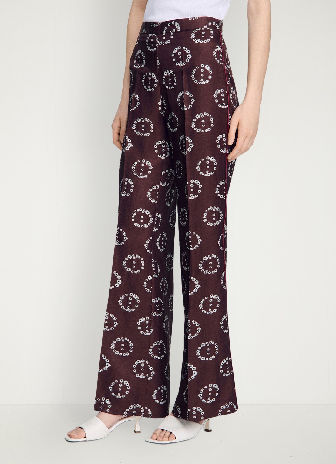 Sandro High waist flared broek in linnenblend met bloemenprint - detail 4 bruin