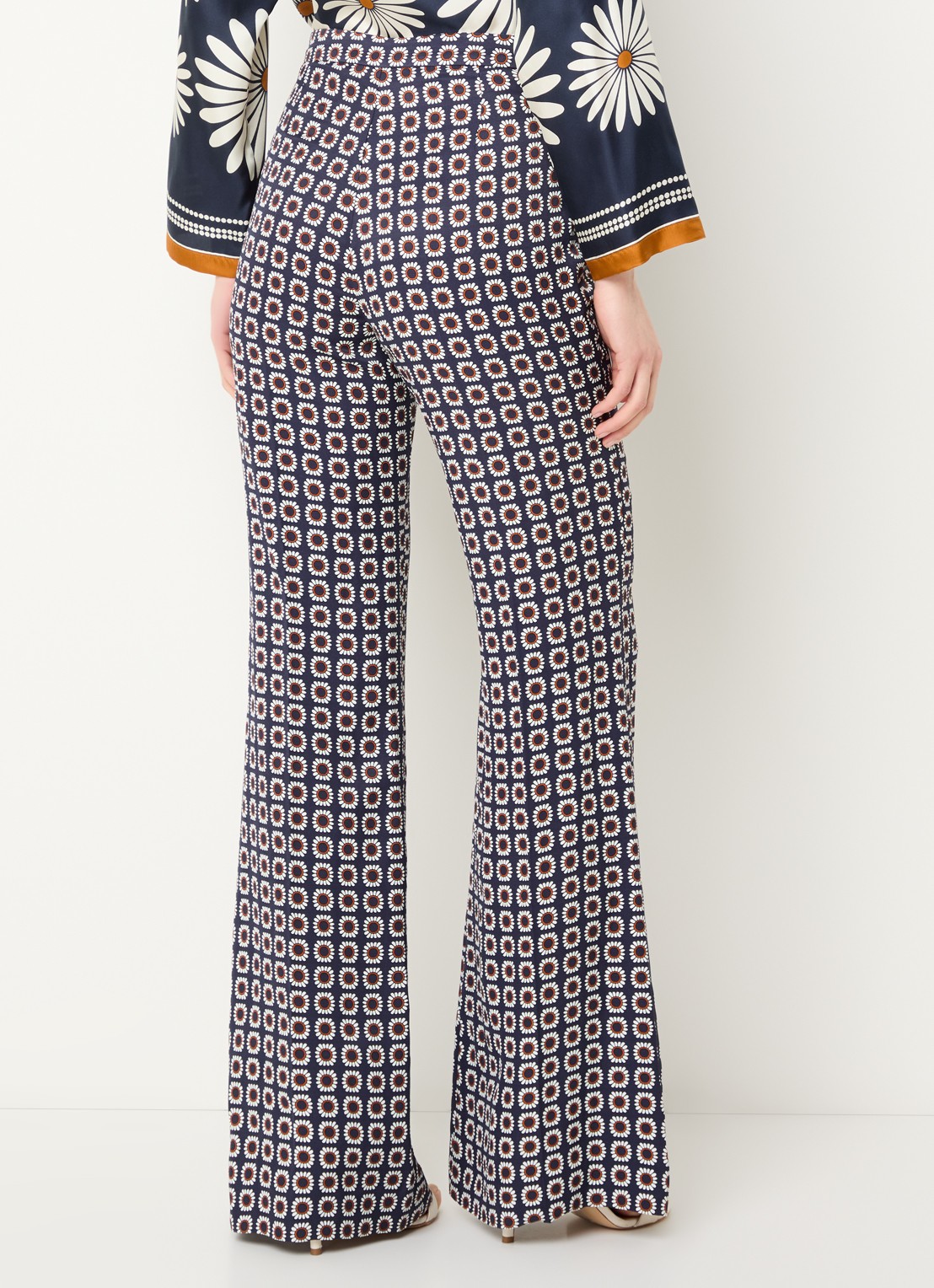 Sandro High waist flared fit broek in linnenblend met bloemenprint - achterkant donkerblauw