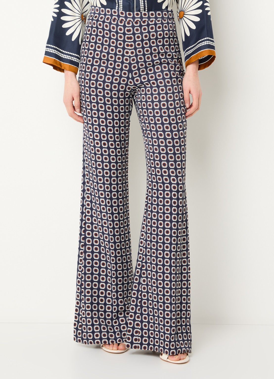 Sandro High waist flared fit broek in linnenblend met bloemenprint - detail 4 donkerblauw