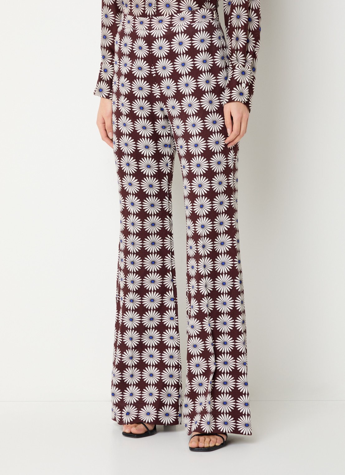 Sandro High waist flared fit pantalon met bloemenprint - detail bruin