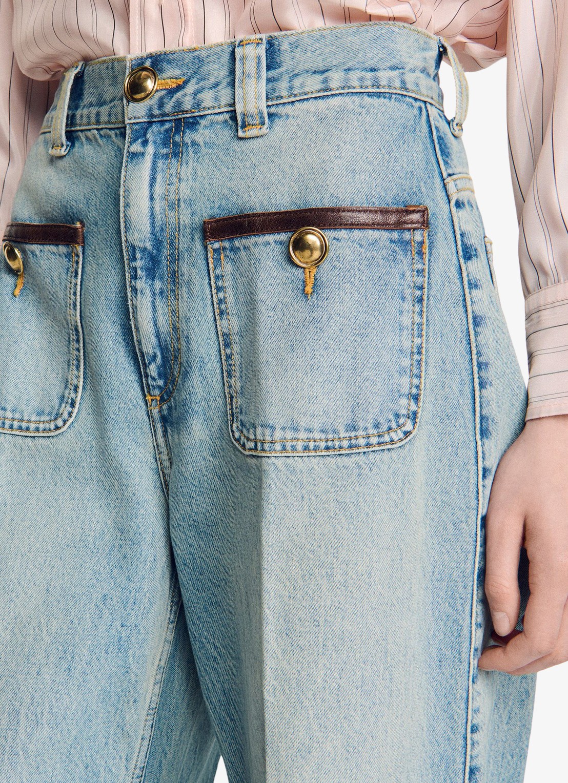 Sandro High waist straight leg broek van denim met lichte wassing en opgestikte zakken - detail 3 blue jean / blauw