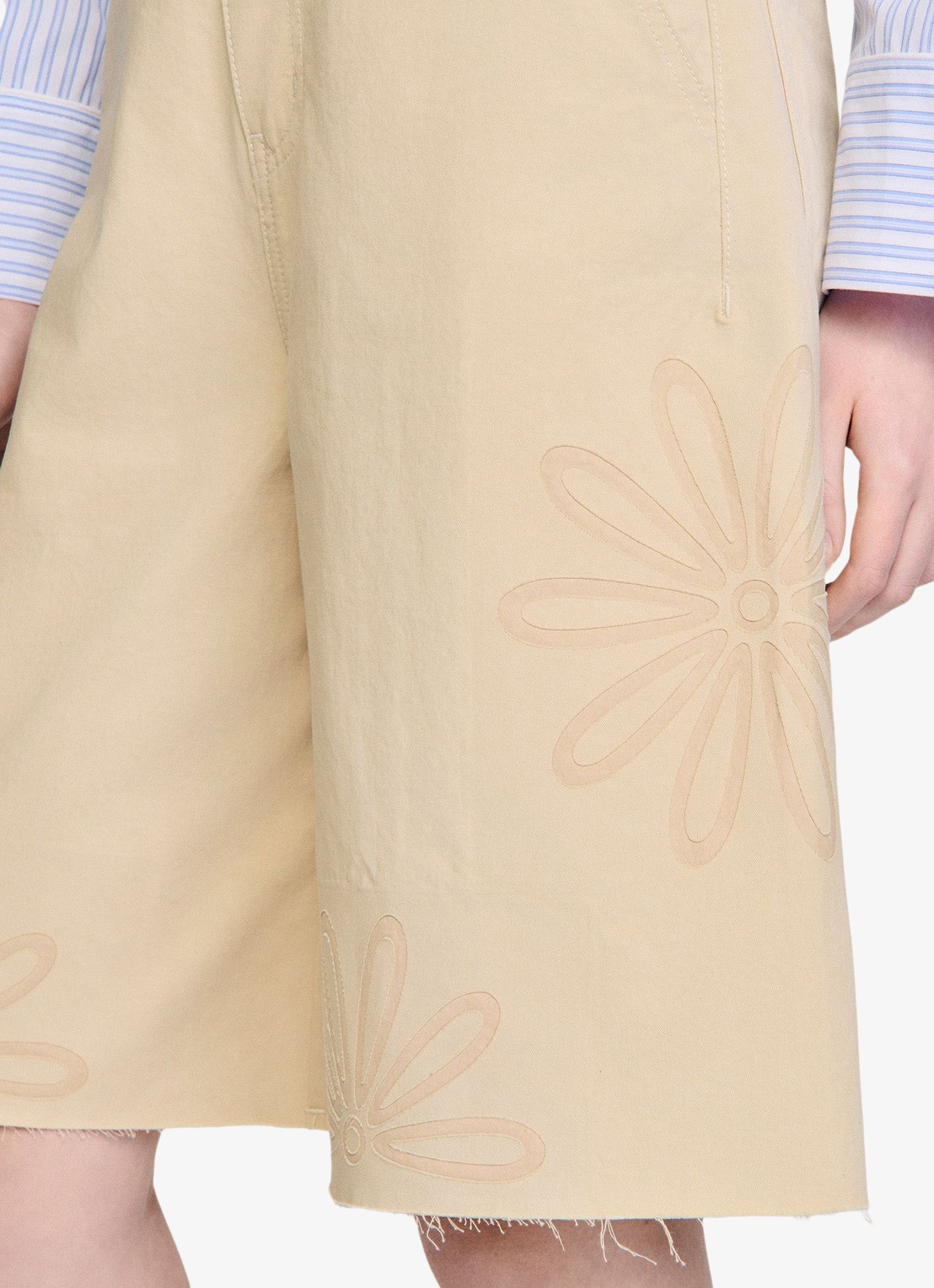 Sandro High waist wide fit korte broek van denim met bloem detail - detail 3 beige