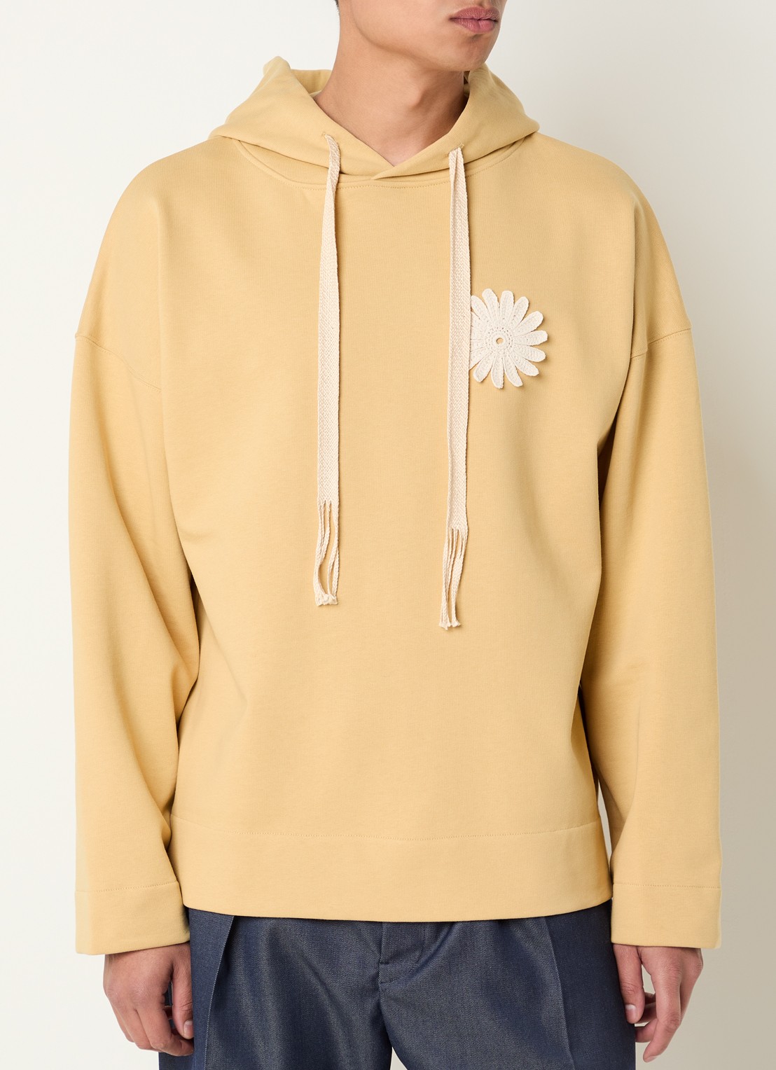 Sandro Hoodie met bloemborduring - detail 3 okergeel