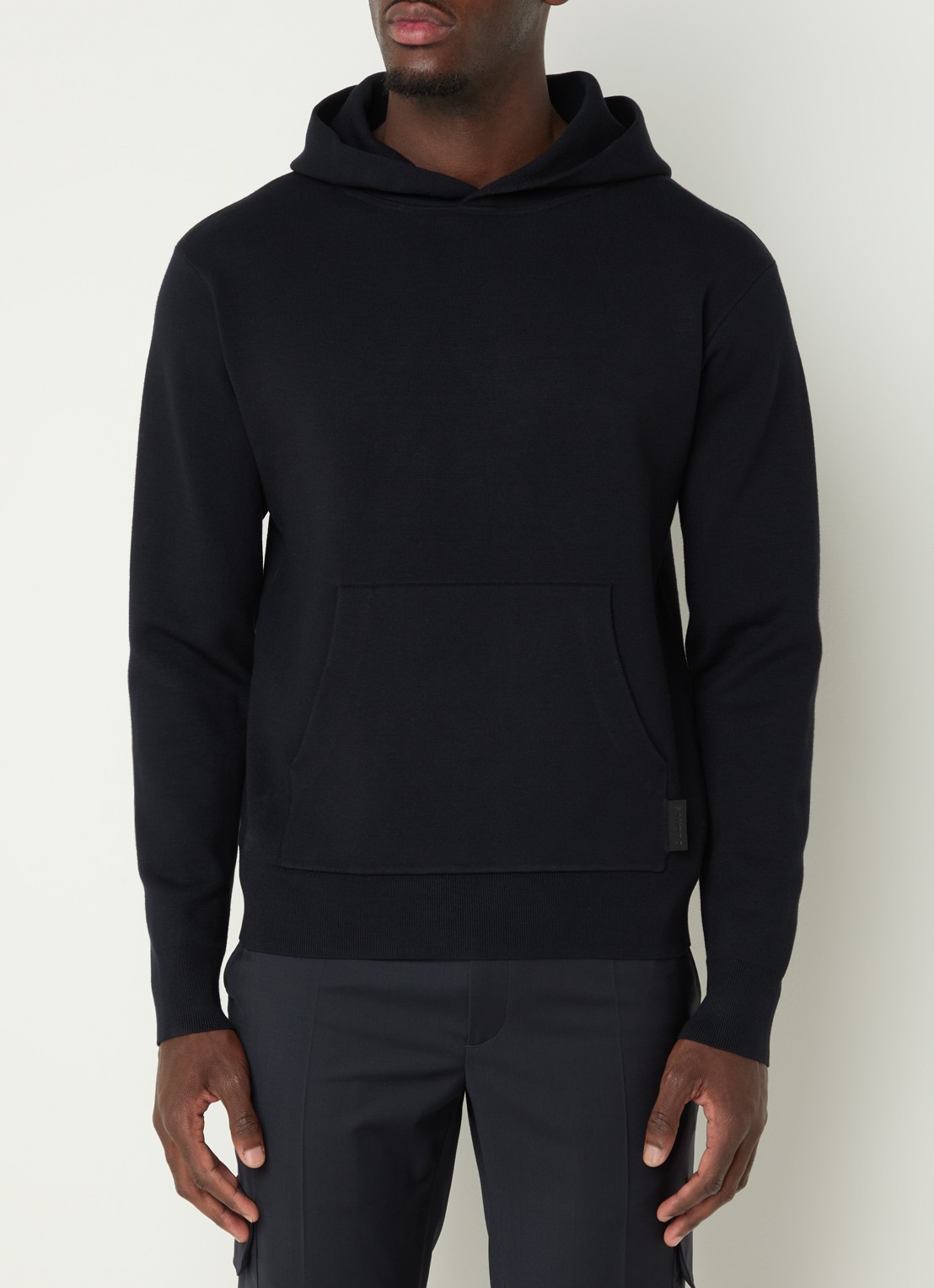 Sandro Hoodie met kangoeroezak - detail 4 zwart