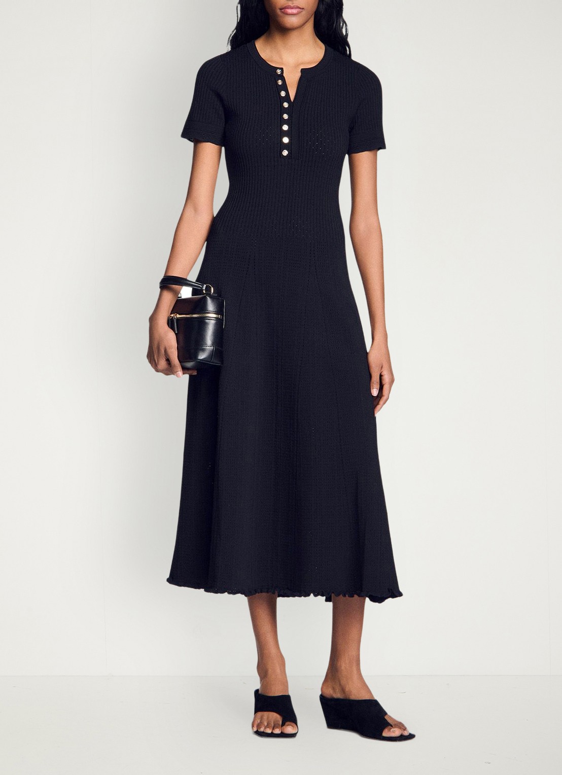 Sandro Ribgebreide maxi jurk met knoopdetail - voorkant 5 zwart