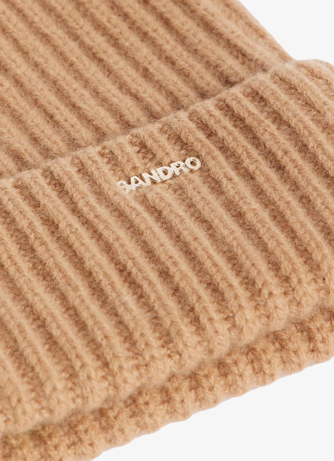 Sandro Ribgebreide muts in kasjmierblend met logo - detail camel / bruin