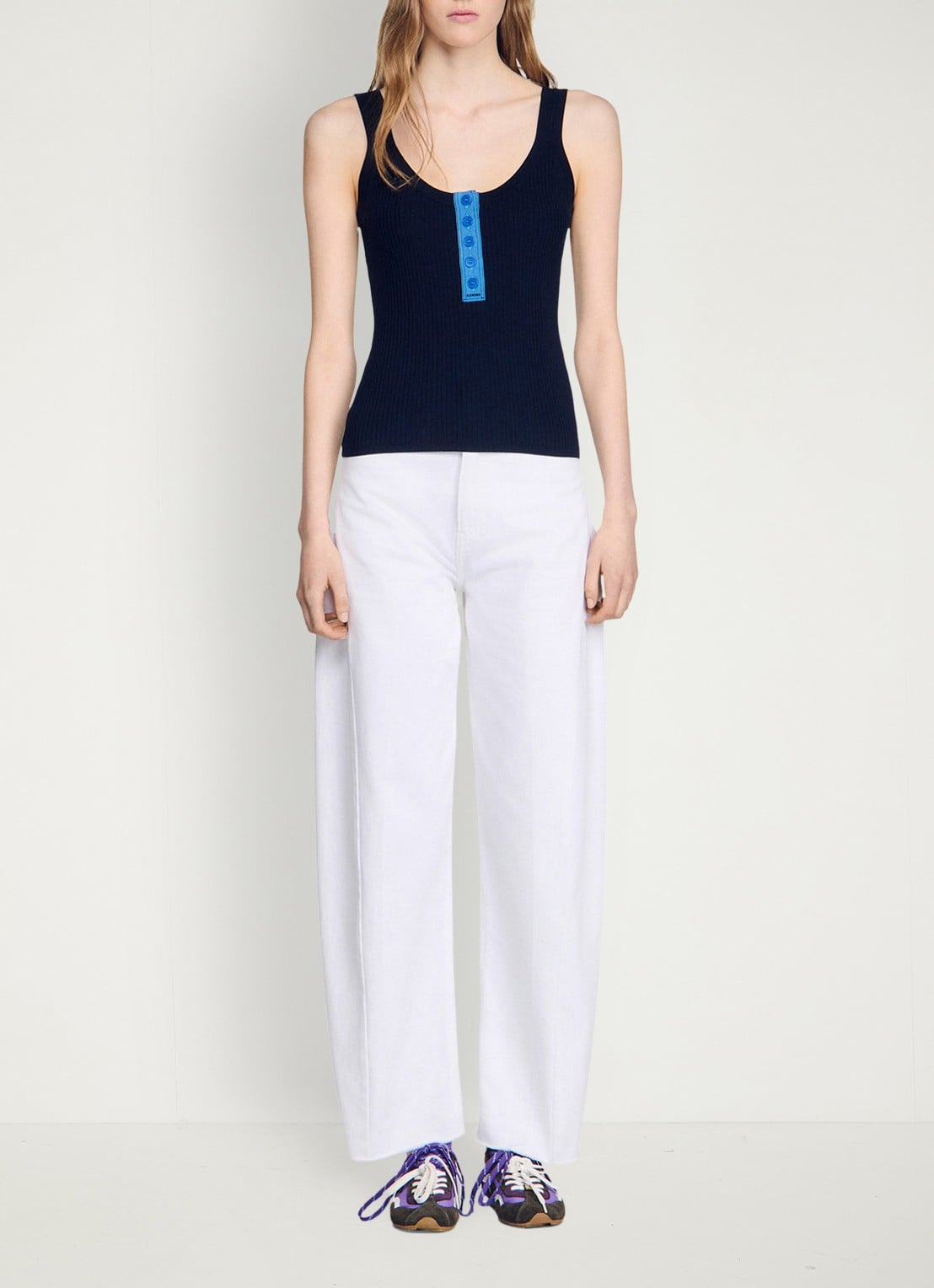 Sandro Ribgebreide tanktop in zijdeblend met knoopdetail - detail 5 blauw