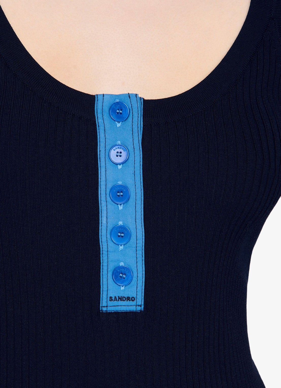 Sandro Ribgebreide tanktop in zijdeblend met knoopdetail - detail 6 blauw