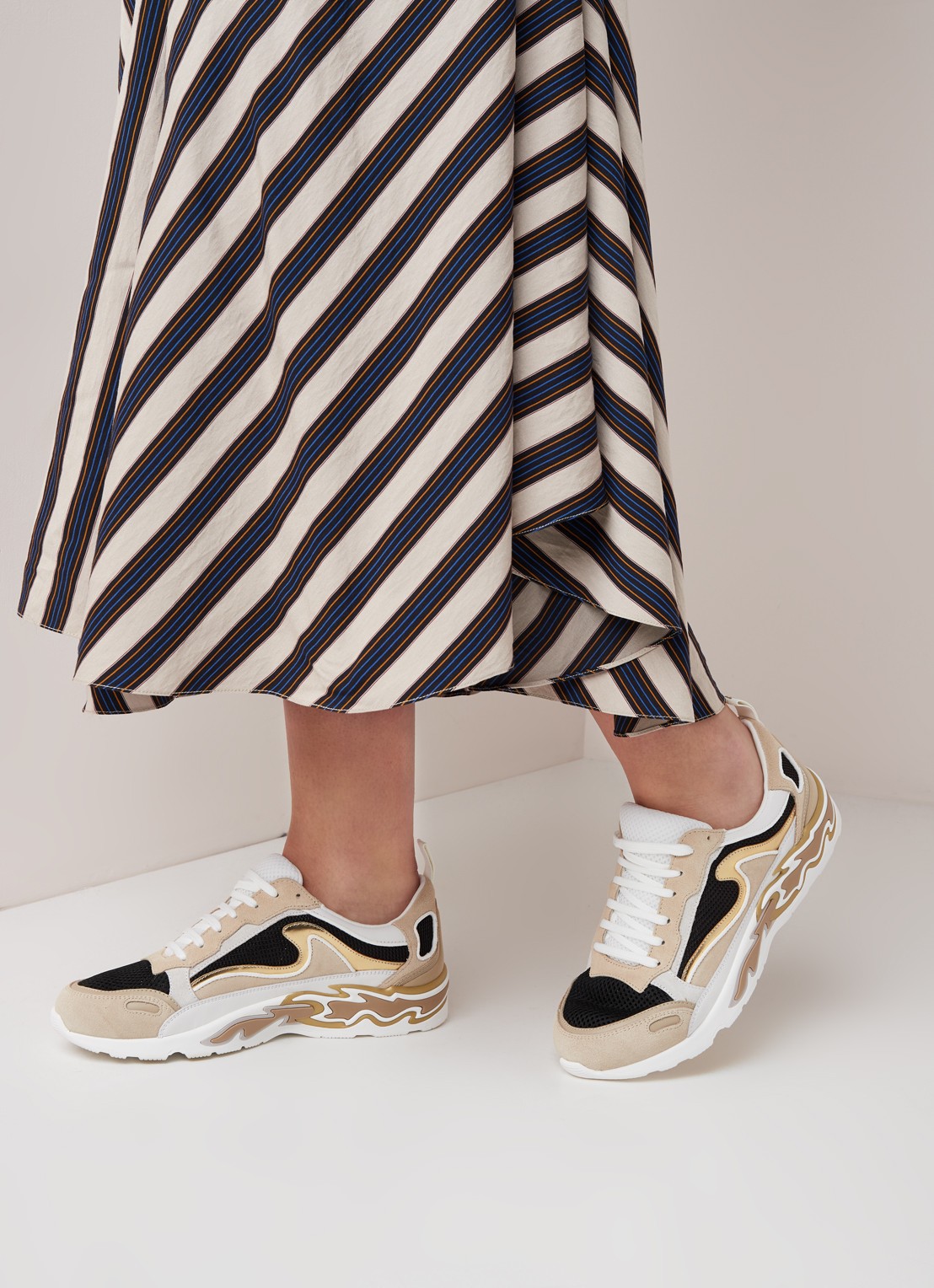 Sandro Sneaker met suède details - voorkant 2 zand