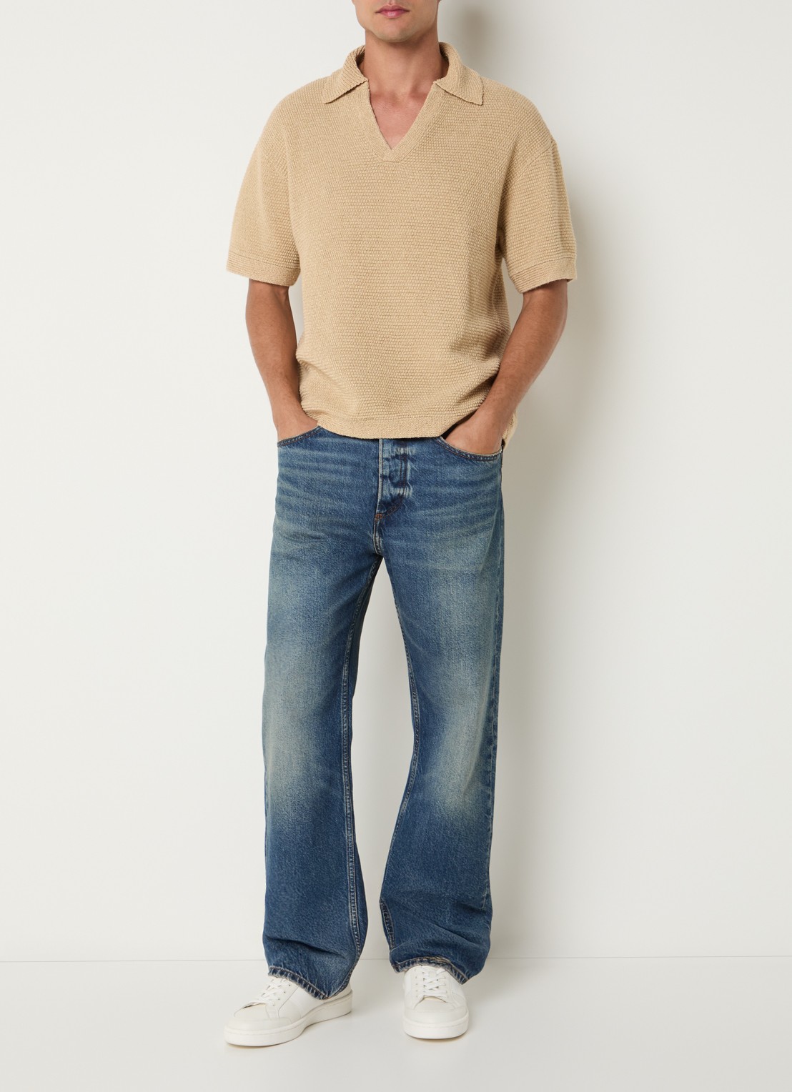 Sandro T-shirt met structuur en V-hals - voorkant 2 beige