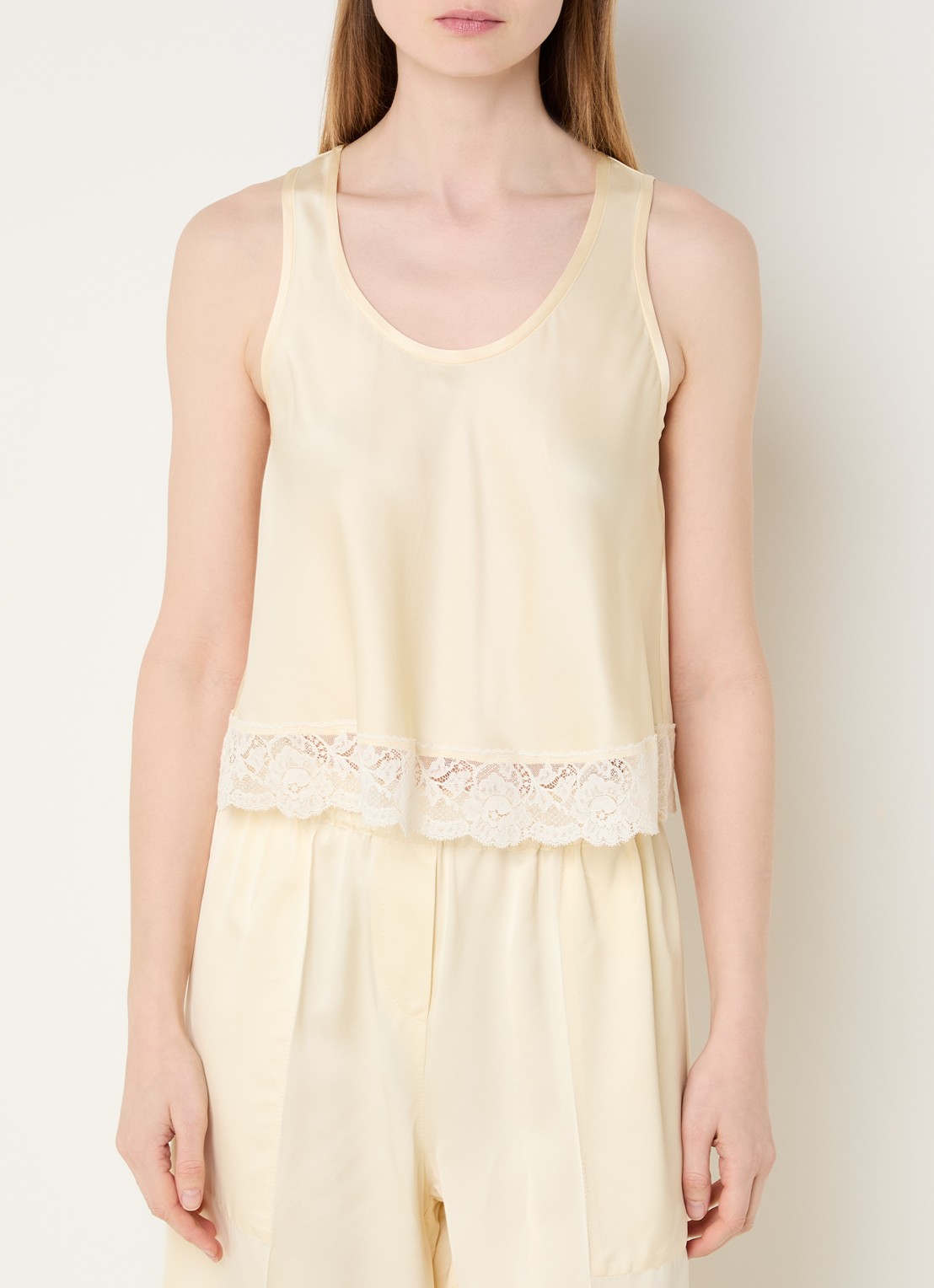 Sandro Top met broderie en ronde hals - detail vanillegeel