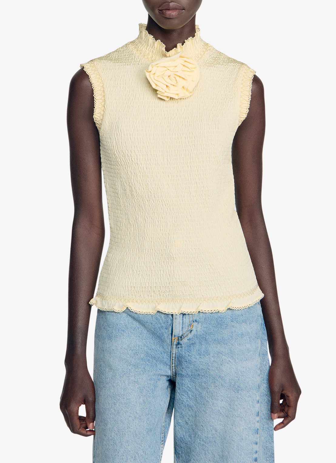 Sandro Top met smockwerk en bloemdetail - detail vanilla / beige