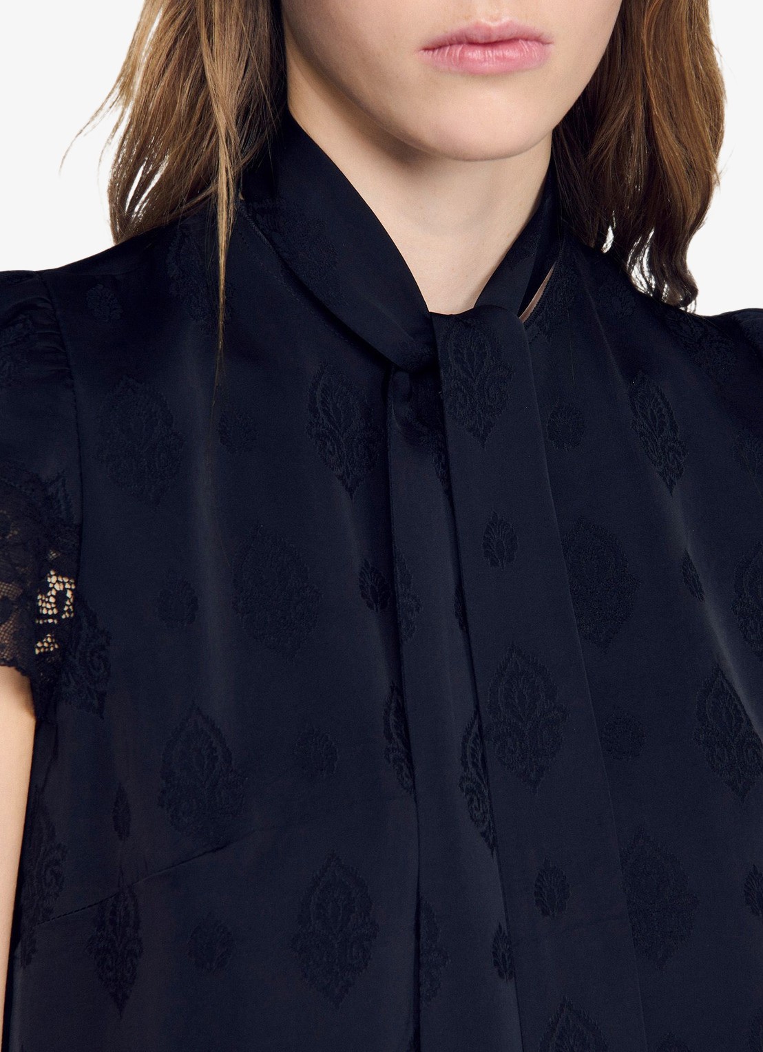 Sandro Top met strikkraag en details van kant - detail 4 black / zwart