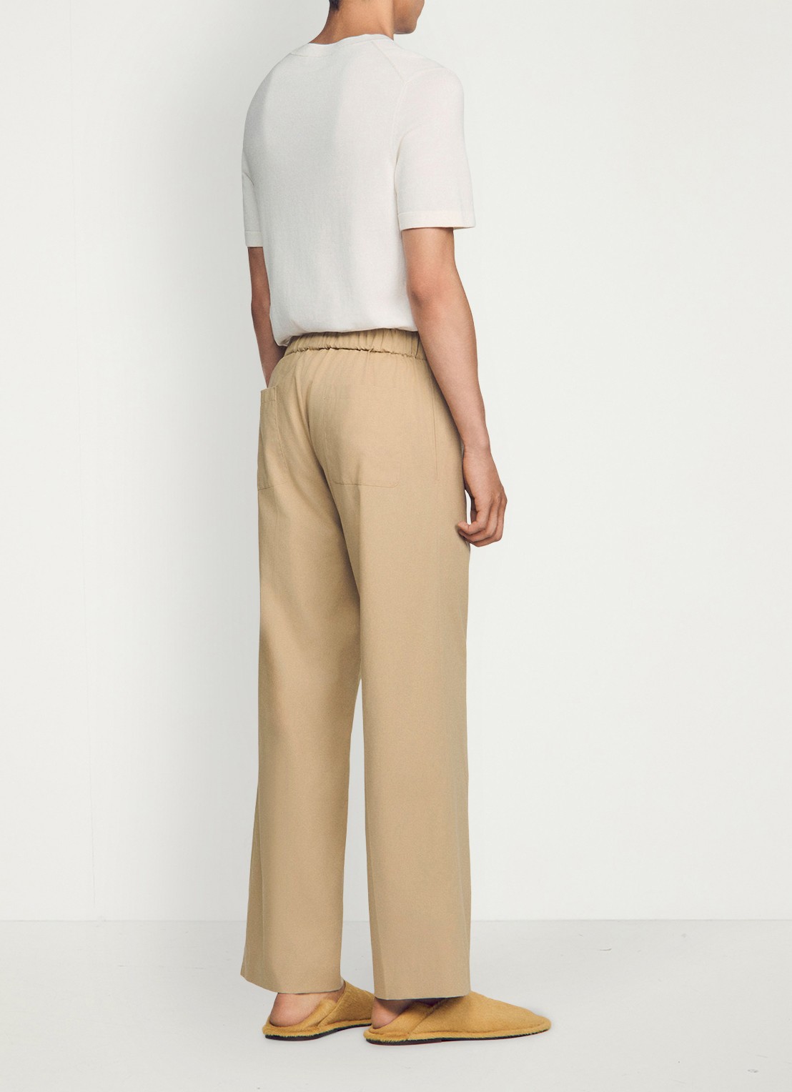 Sandro Wide fit pantalon met steekzakken en elastische  band - achterkant cappucino / bruin