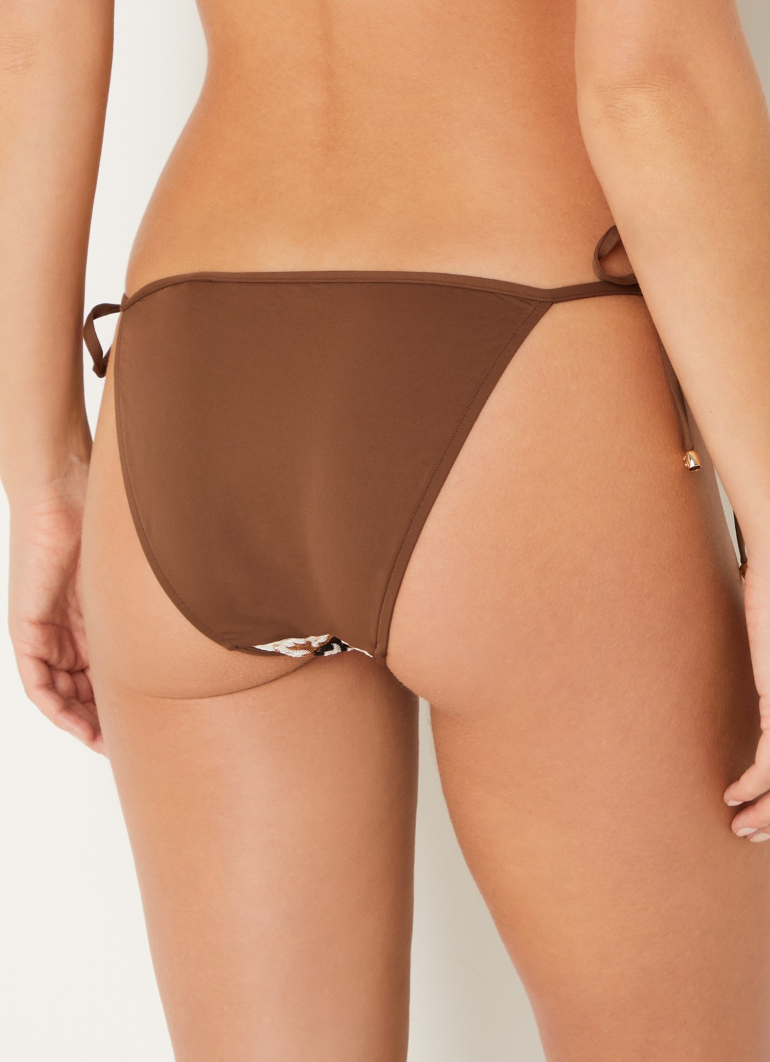 Sarda Biles brazilian bikinislip van crochet - achterkant bruin