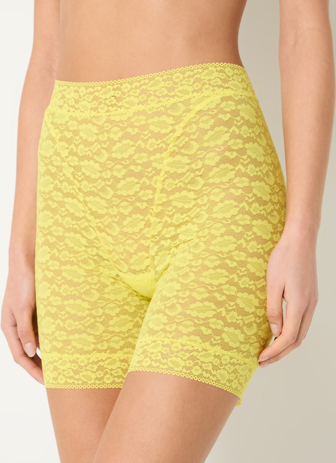 Sarda Cid  high waisted shorty van kant  - detail 4 geel