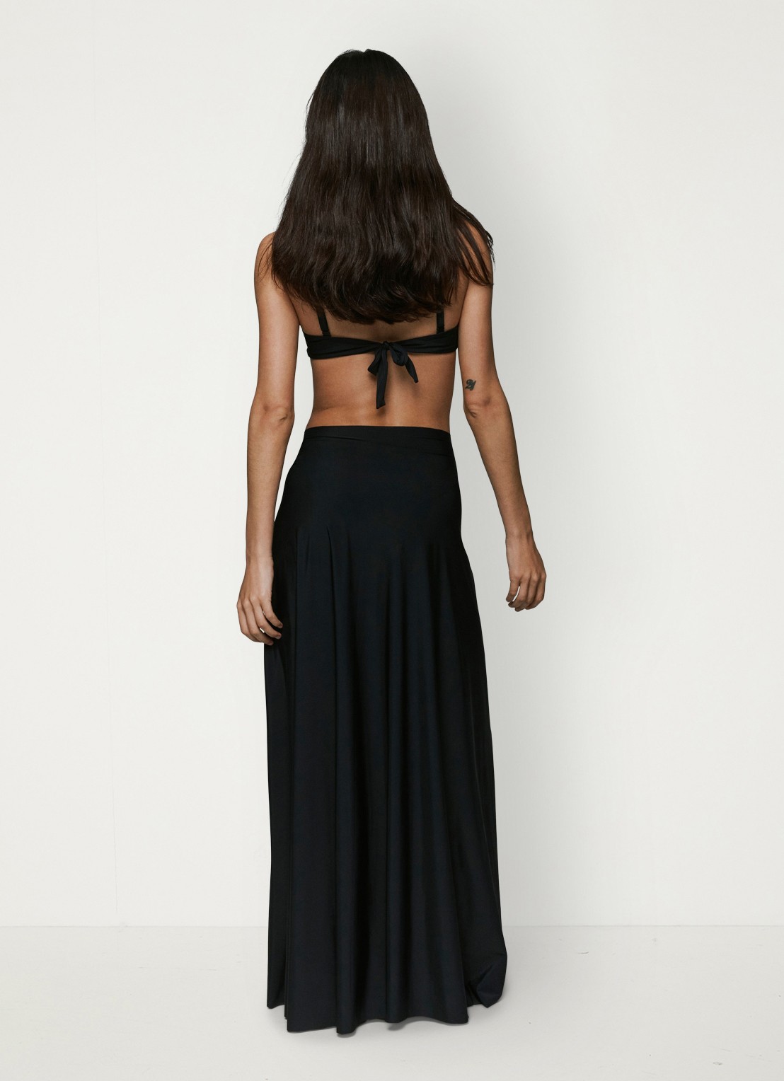 Sarda Lita maxi strandrok met cut-out detail - achterkant 4 zwart