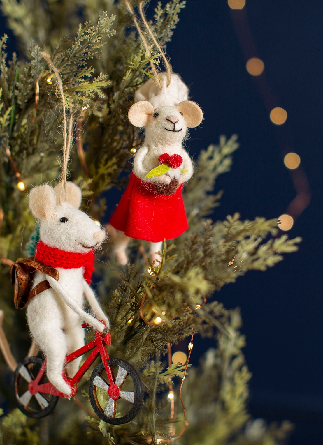 Sass & Belle Fietsende Muis kersthanger 13 cm - detail rood