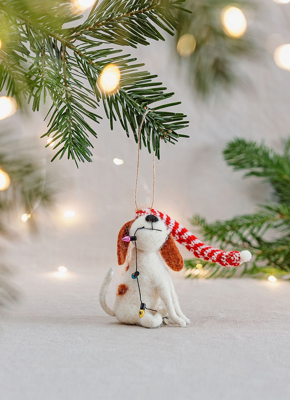 Sass & Belle Hond met Kerstversiering kersthanger 10 cm - voorkant 2 wit