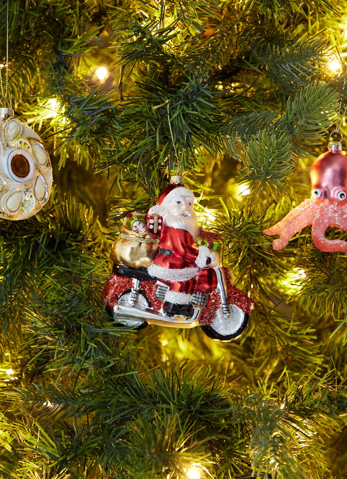 Sass & Belle Santa on a Motorbike kersthanger 12 cm - voorkant 3 rood