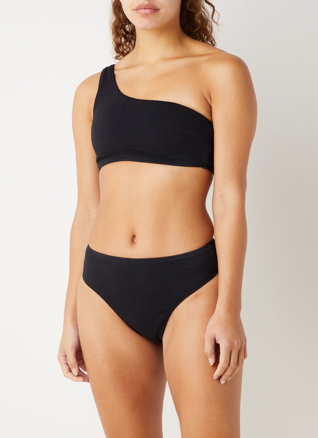 Seafolly Sea Dive one shoulder bikinitop met uitneembare vulling - voorkant 4 zwart