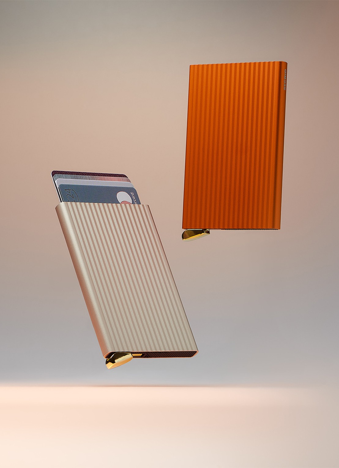 Secrid Cardprotector+ pasjeshouder van aluminium - detail 4 creme