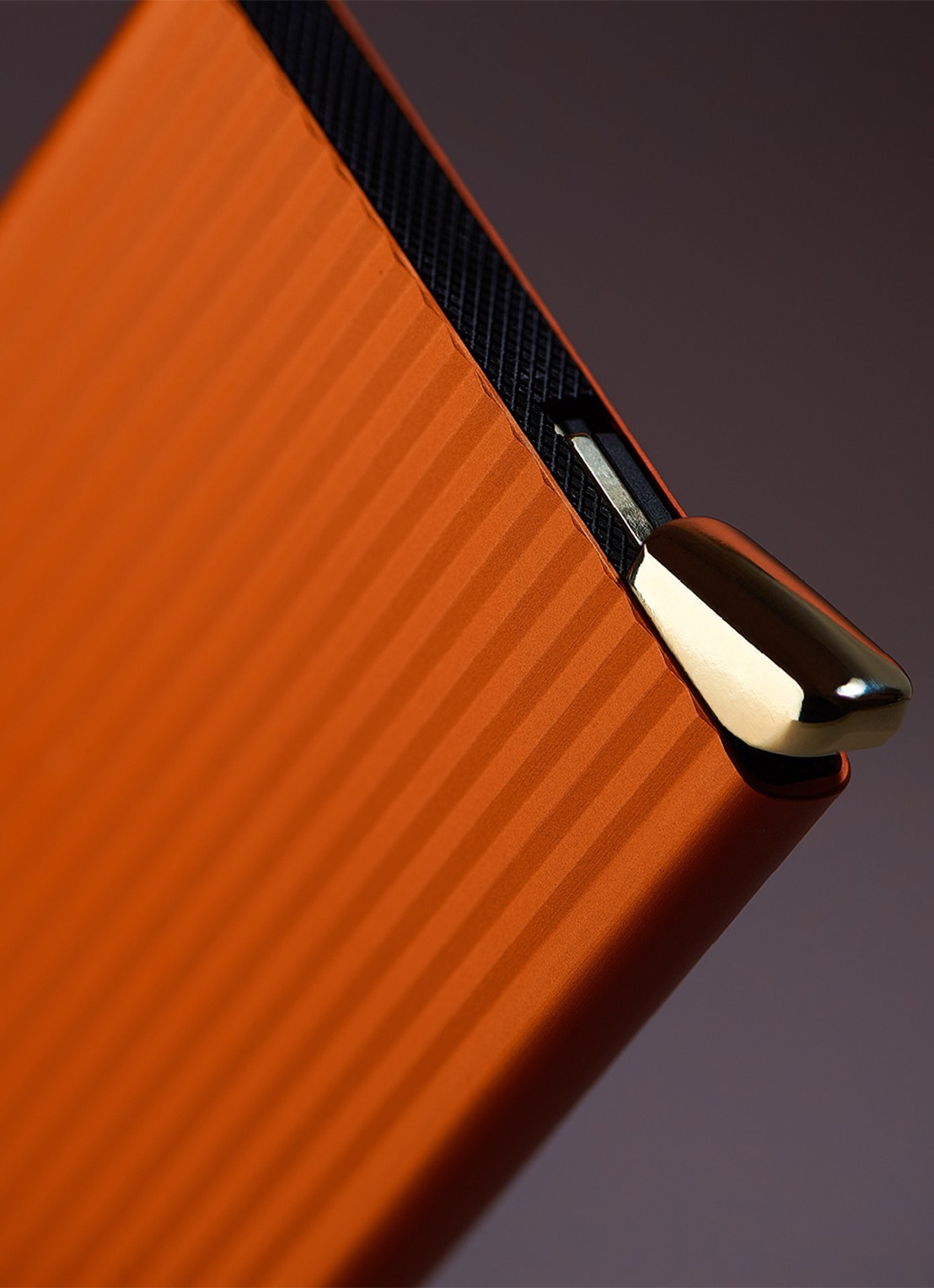 Secrid Cardprotector+ pasjeshouder van aluminium - detail 3 oranje