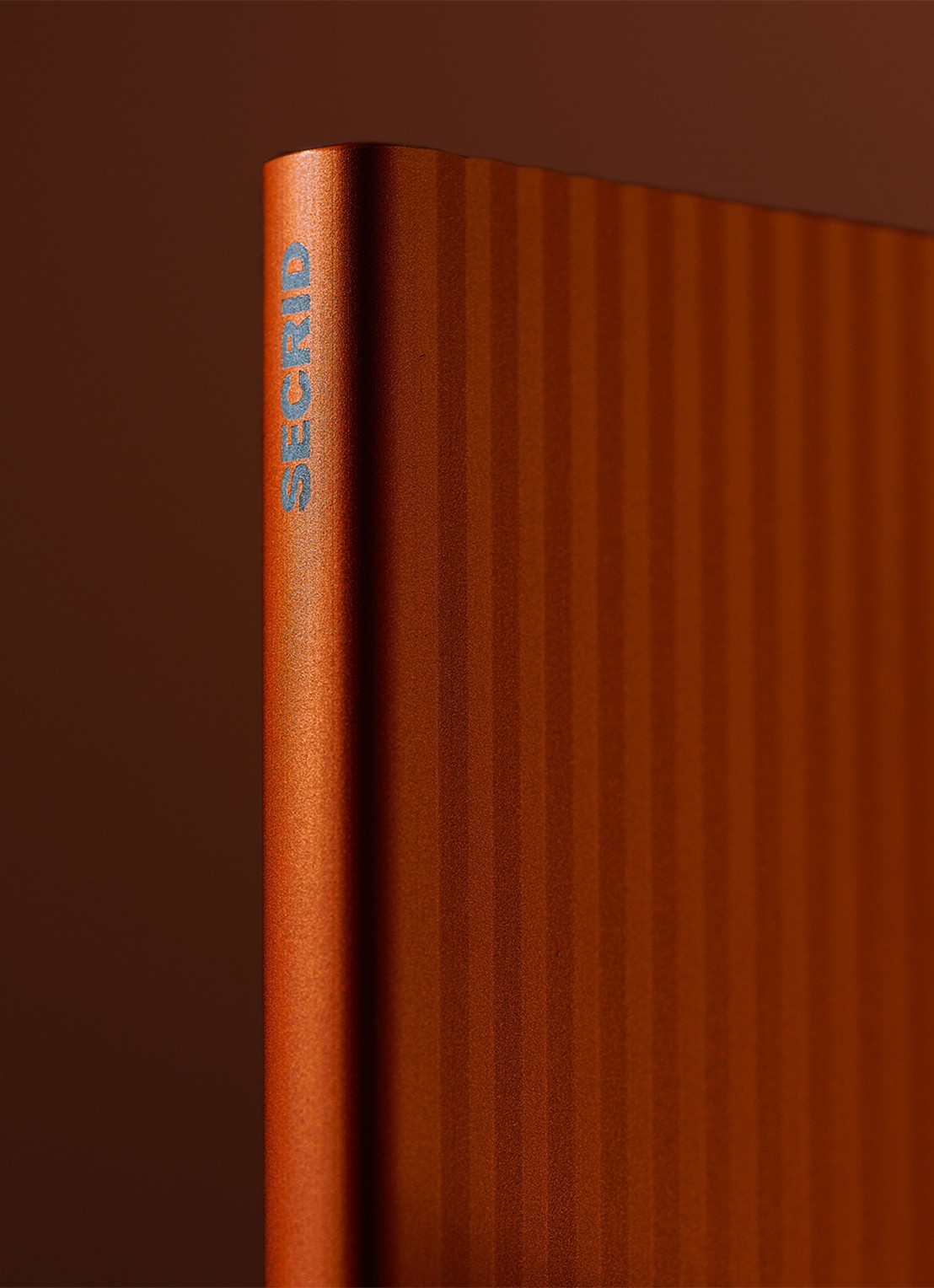 Secrid Cardprotector+ pasjeshouder van aluminium - detail 4 oranje