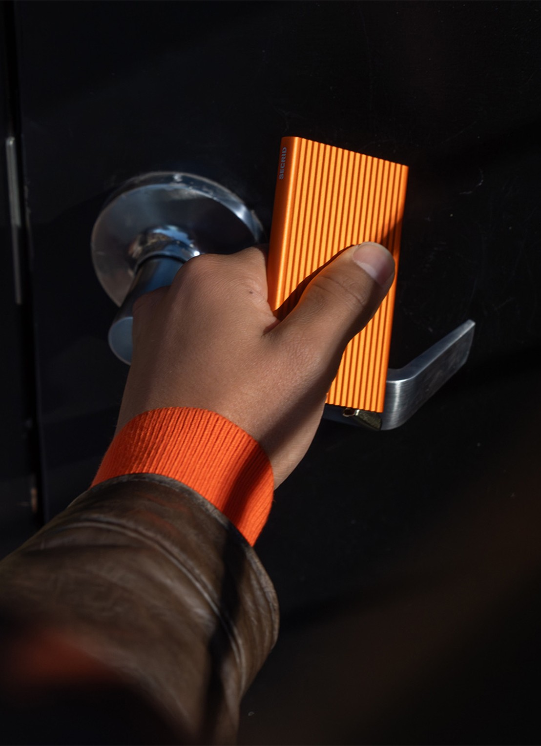 Secrid Cardprotector+ pasjeshouder van aluminium - detail 5 oranje