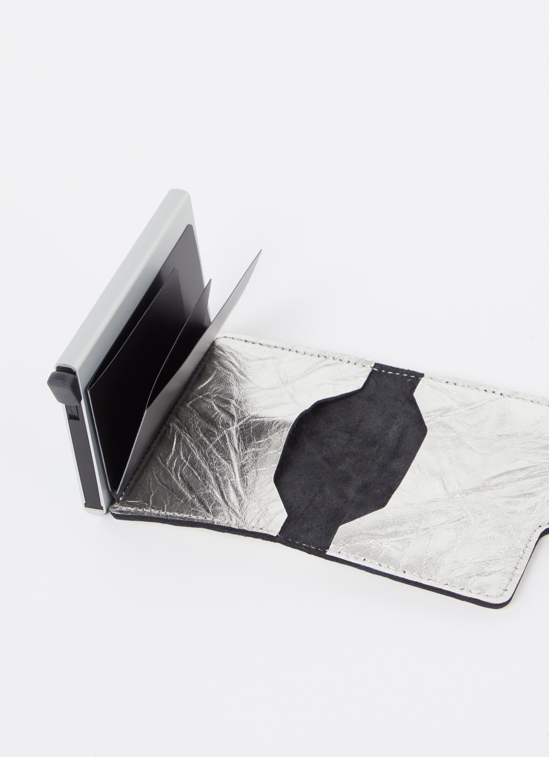 Secrid Miniwallet pasjeshouder van leer met metallic finish - voorkant 2 zilver