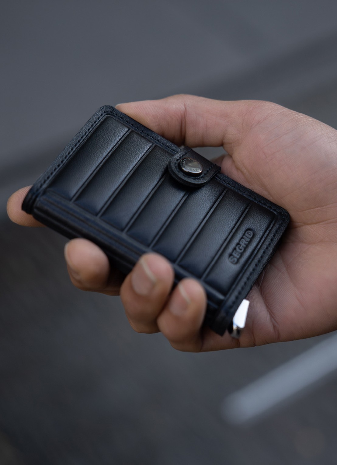 Secrid Miniwallet+ pasjeshouder van leer - detail 5 zwart