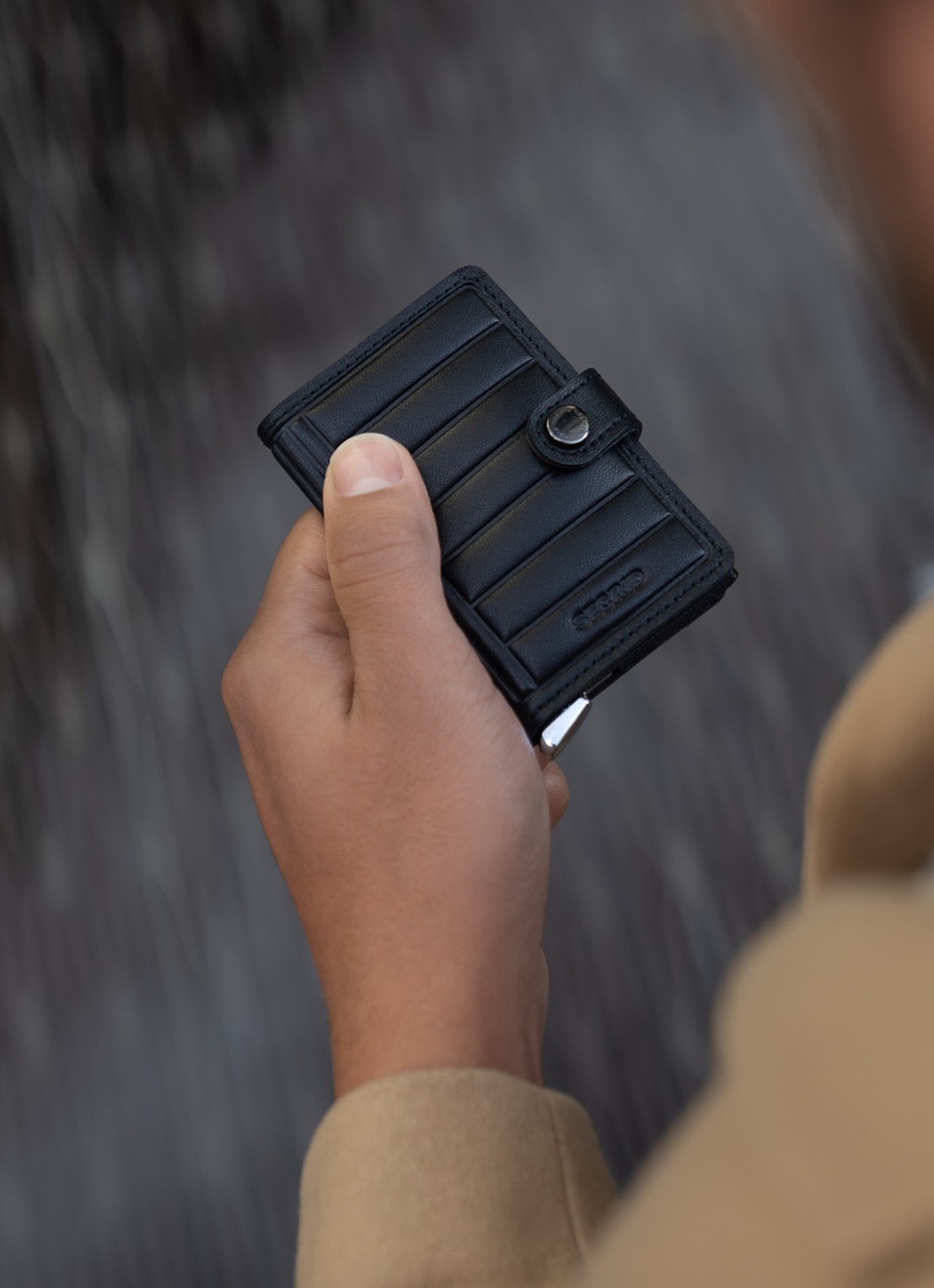 Secrid Miniwallet+ pasjeshouder van leer - detail 6 zwart