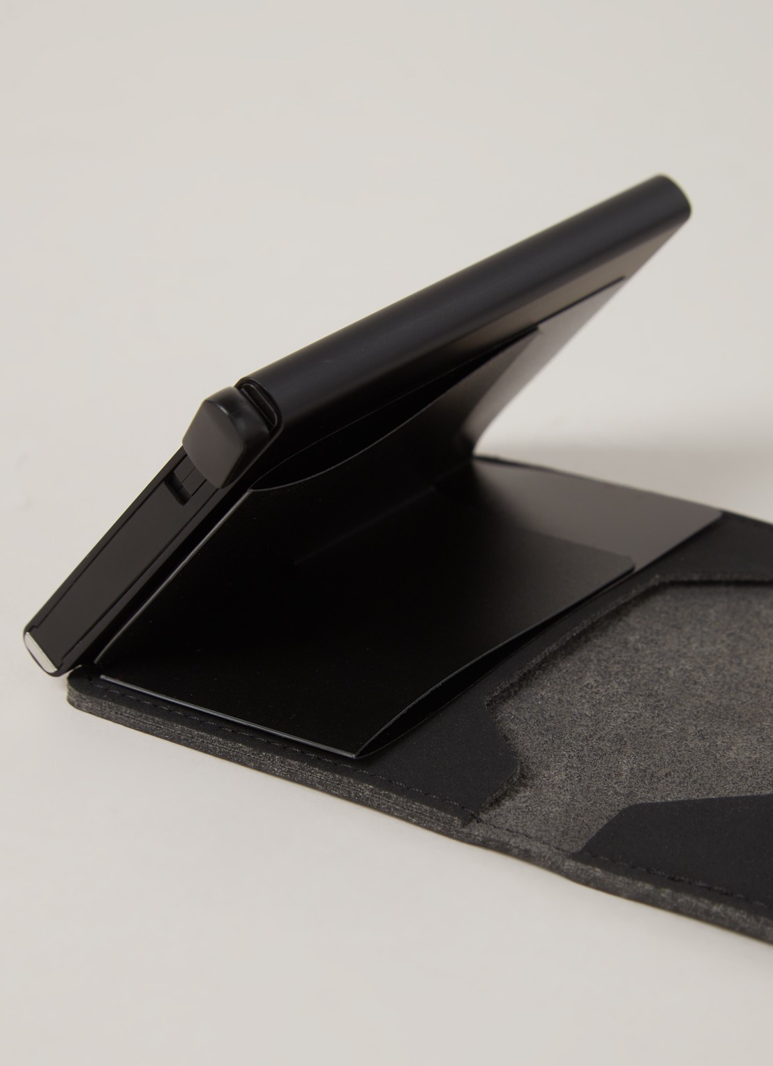 Secrid Soft Touch portemonnee van vegan leer - detail zwart