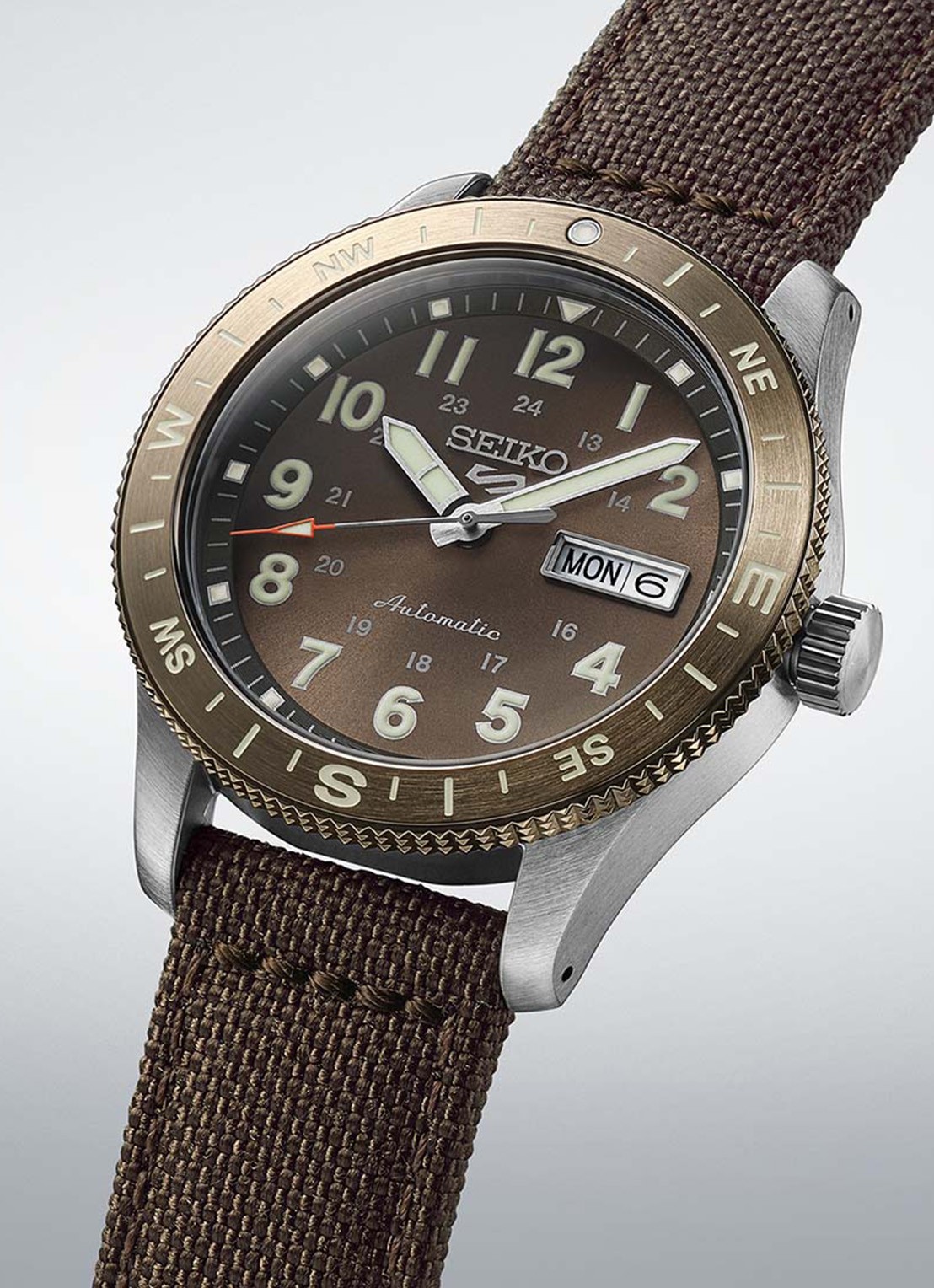 Seiko 5 Sports Field horloge HDB009K1 - detail bruin