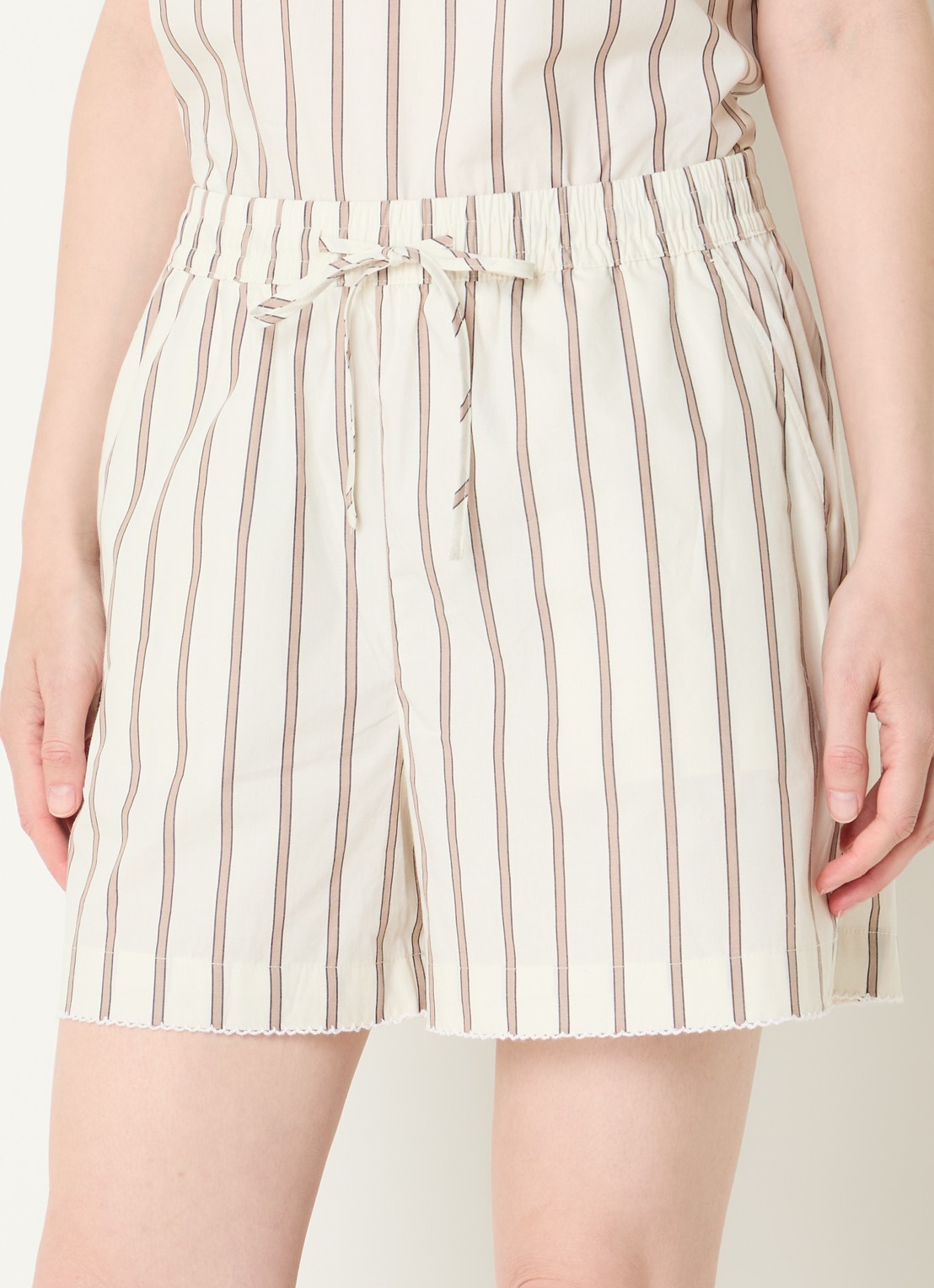 Selected Gina high waist straight fit korte broek met streepprint - detail 3 beige