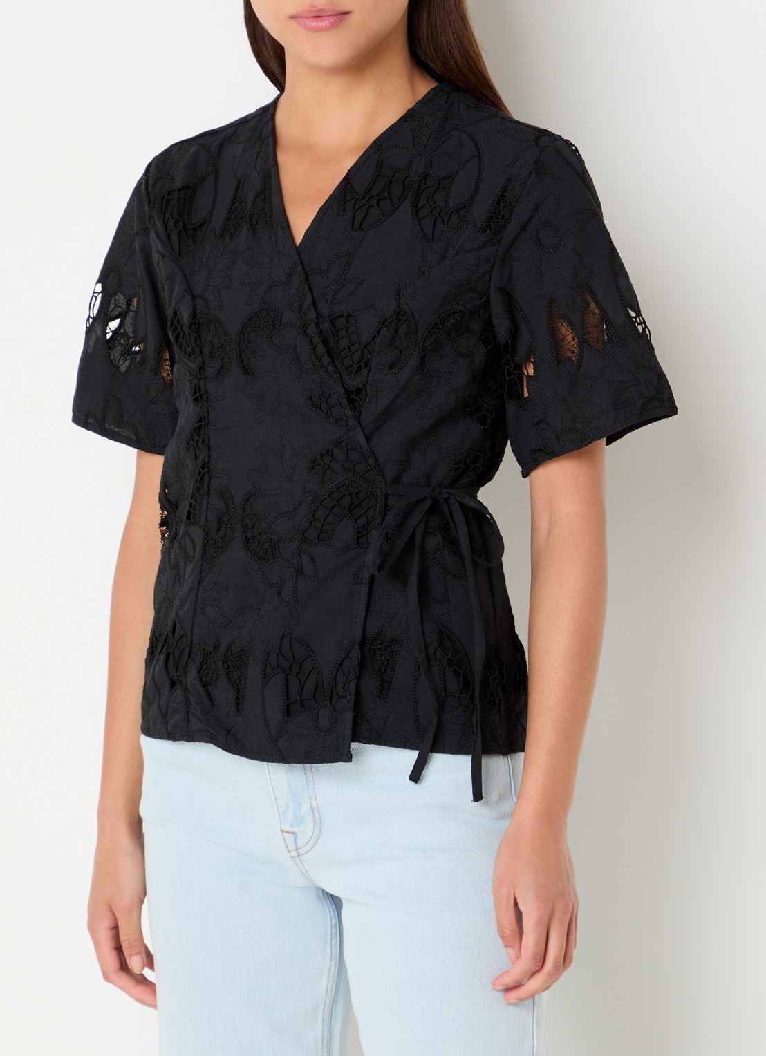 Selected Lola wikkeltop met broderie - detail 2 zwart
