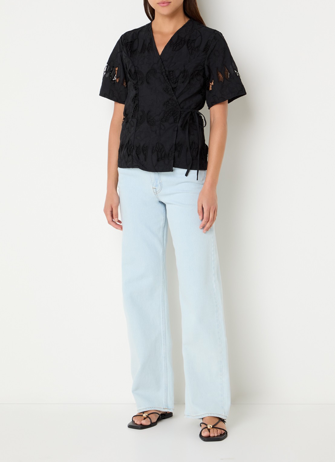 Selected Lola wikkeltop met broderie - voorkant 4 zwart